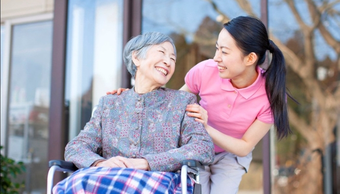 Tại sao nên chọn dịch vụ chăm sóc người già?