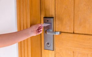 vì sao nên dùng khóa thẻ từ cho khách sạn