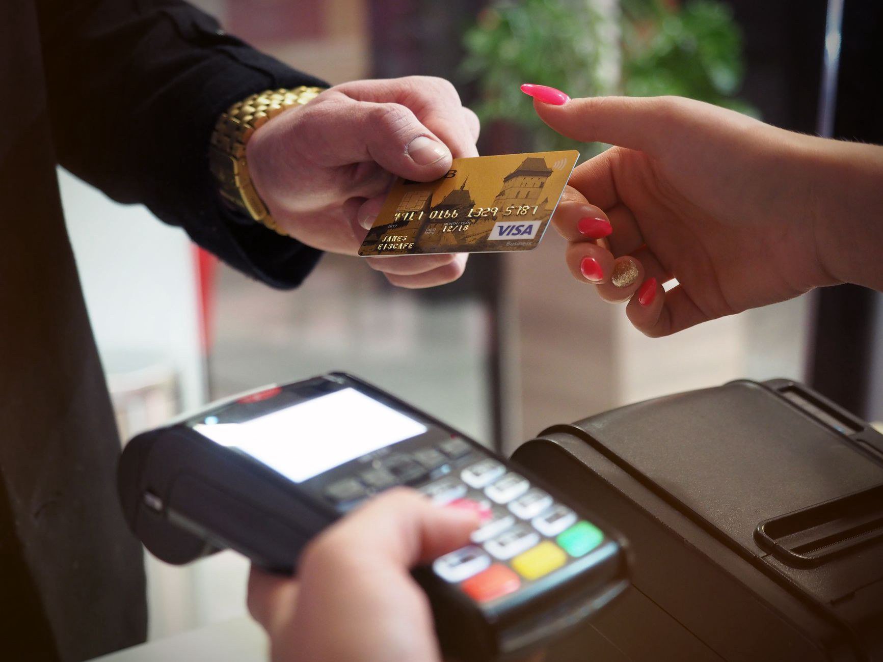 Thẻ NFC dần thay thẻ từ cũ